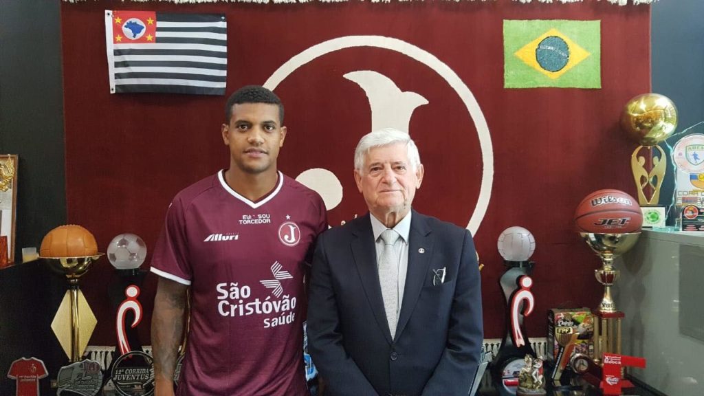 Na Sede Social, presidente Domingos Sanches recebe atacante Fabinho