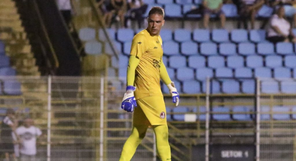 Goleiro Paulo Vitor passa bem após choque no último jogo