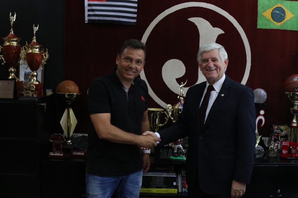 Presidente Domingos Sanches oficializa permanência do técnico Alex Alves