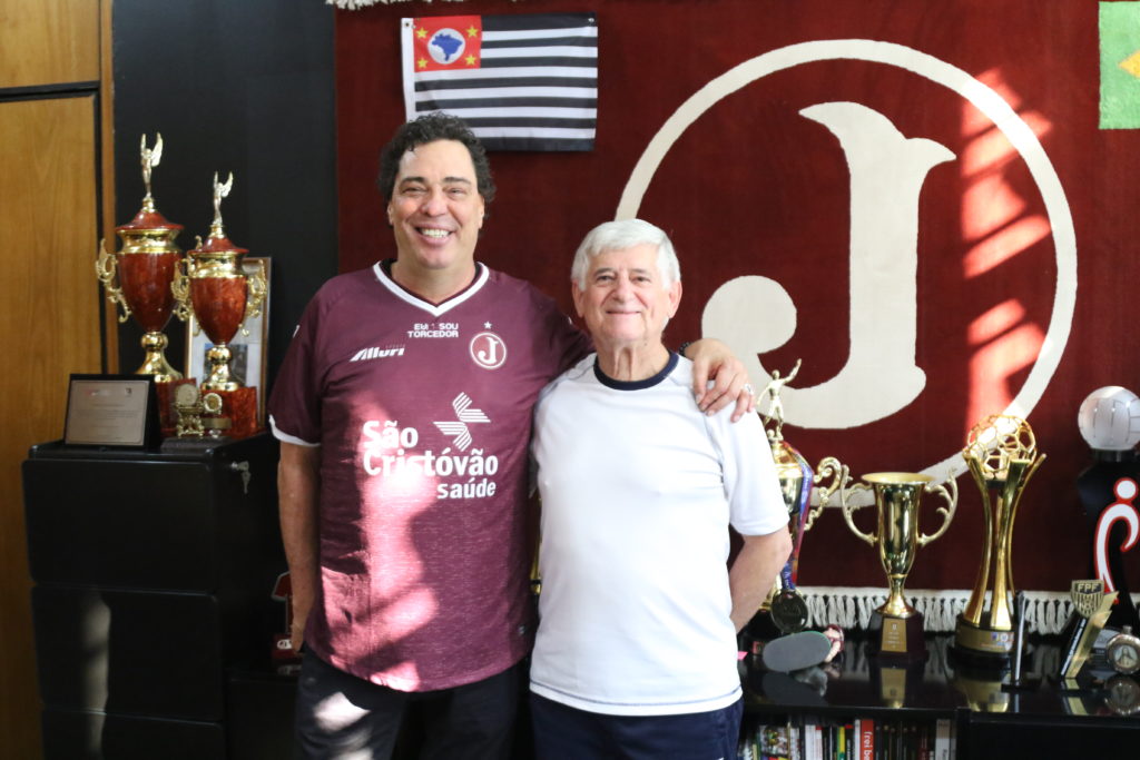 Casagrande visita Juventus e veste camisa da equipe