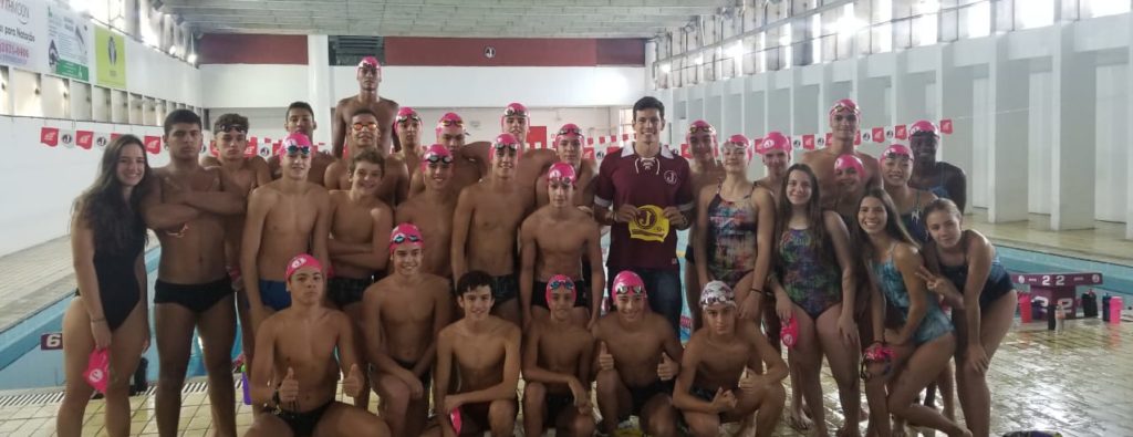 Fernando Ernesto ministra palestra para equipe de natação