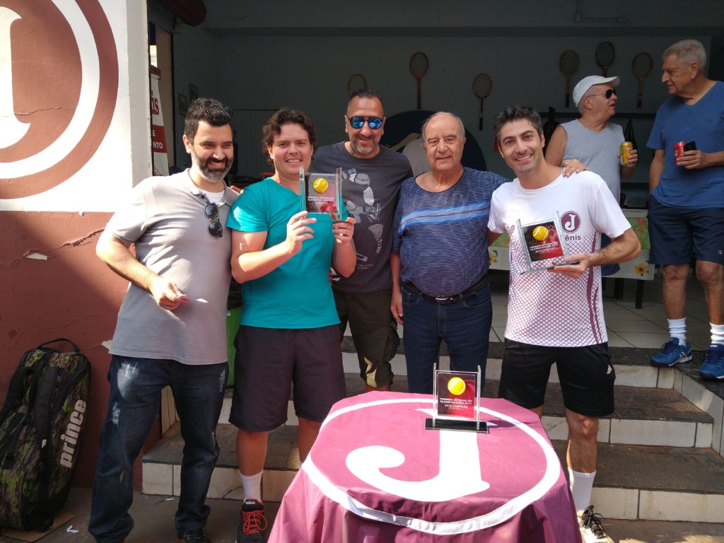 Gustavo Kawassaki sagra-se campeão do Torneio Especial de Tênis