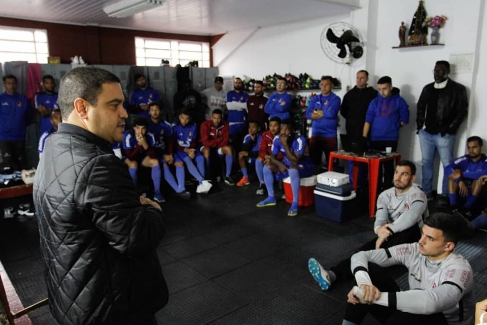 Equipe Profissional assiste à palestra promovida pelo Departamento de Integração dos Atletas Profissionais da F.P.F.