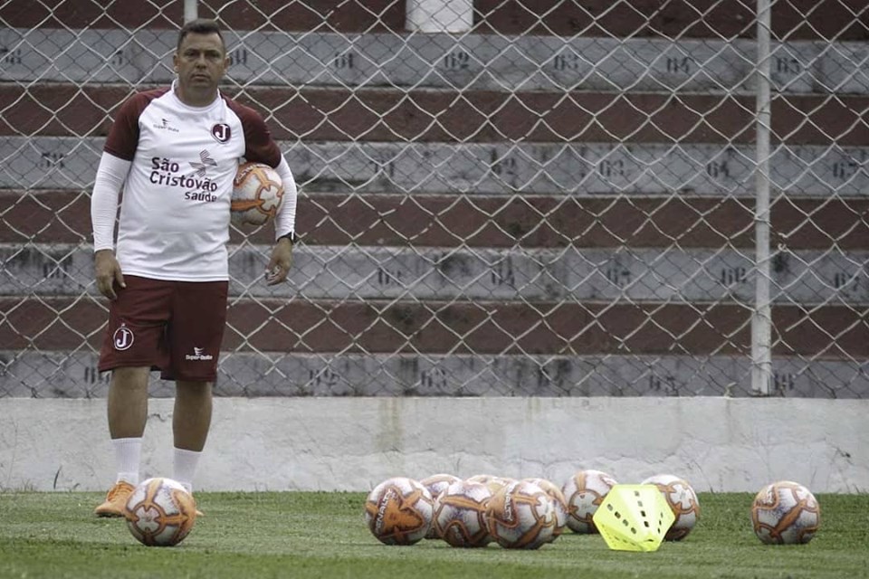 Elenco Grená se apresenta nesta segunda-feira