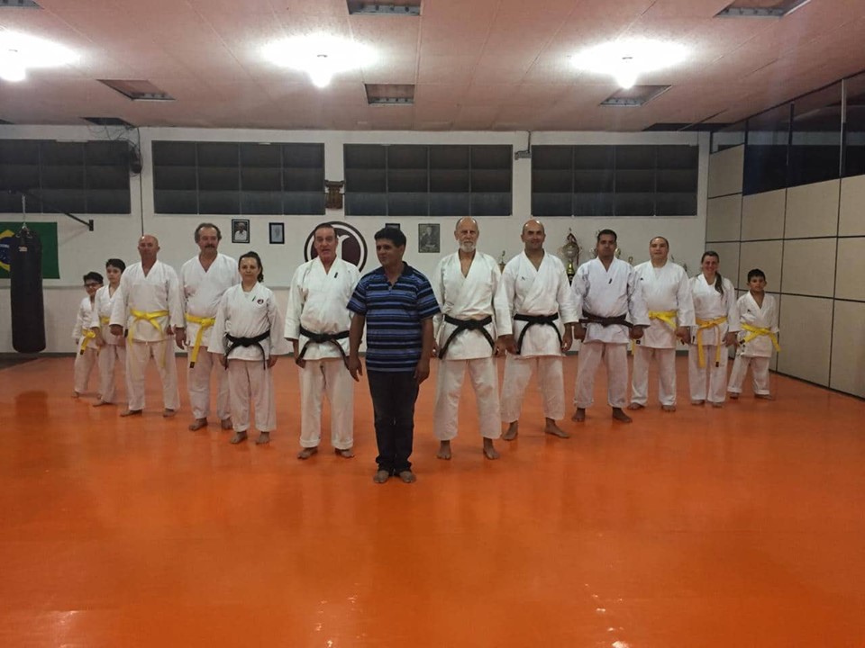 Alunos do Karatê participam da cerimônia de troca de faixa
