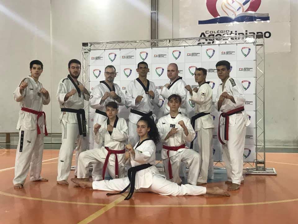 Equipe de Taekwondo participa da cerimônia de troca de faixa do Colégio Agostiniano