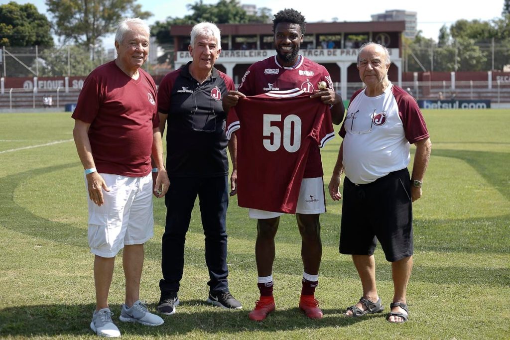 Volante Alê completa 50 jogos com a camisa do Juventus