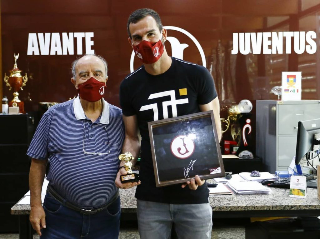 André Dias é homenageado pelos 152 jogos