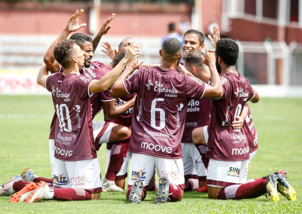 Com dois a menos, Juventus empata na Javari