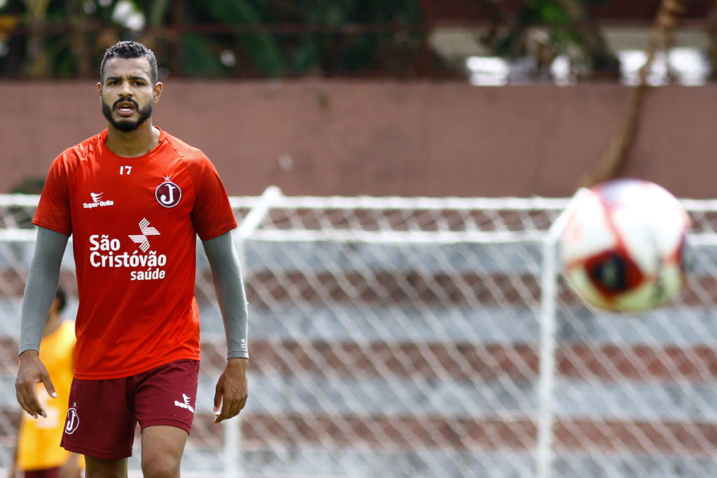 Volante do Juventus fala da constância defensiva do time: “O meio e o ataque ajudam muito!”