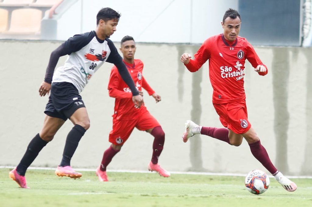 No último lance do Jogo-Treino, Moleque é superado pelo Oeste