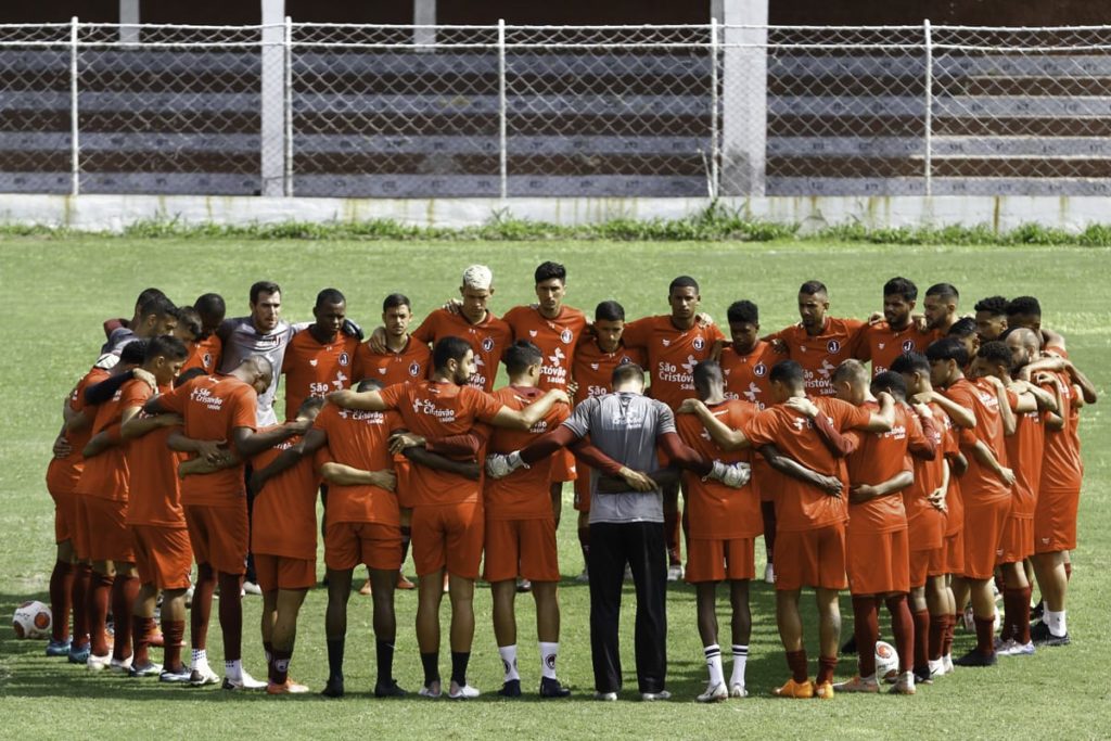 Tuca Guimarães destaca que a equipe grená está motivada e confiante para a estreia em casa, diante do Lemense
