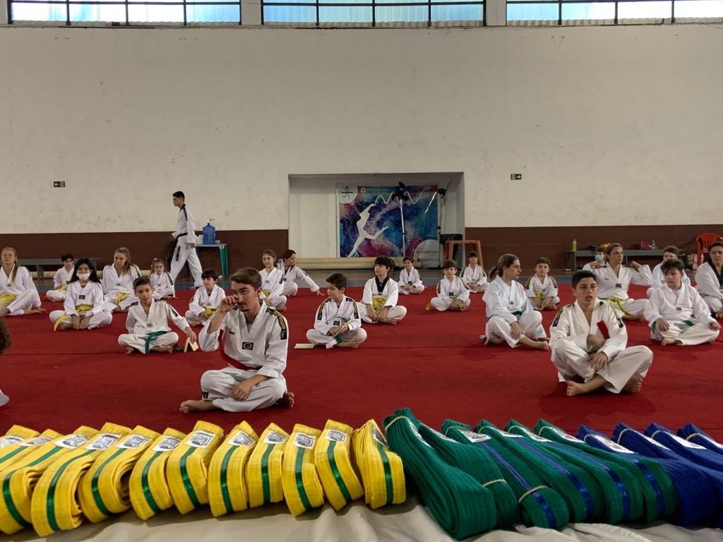 Clube promove evento para troca de faixas no Taekwondo