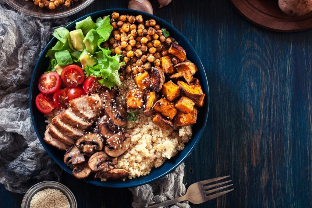 Descubra quais são os alimentos que aumentam ou diminuem a sensação de fome 
