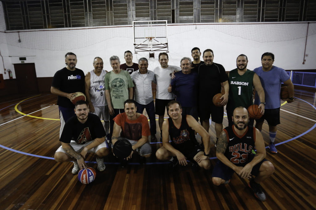 Turma do Basquete se reúne para o Rachão no ginásio reformado