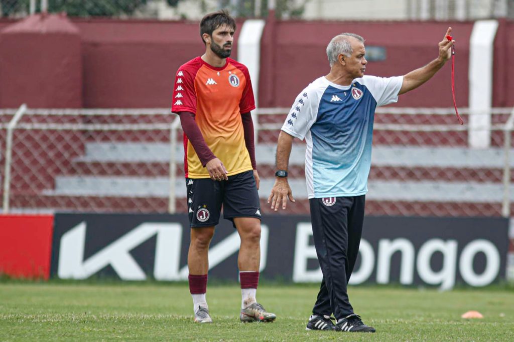 Jorginho comanda o primeiro treino na Javari