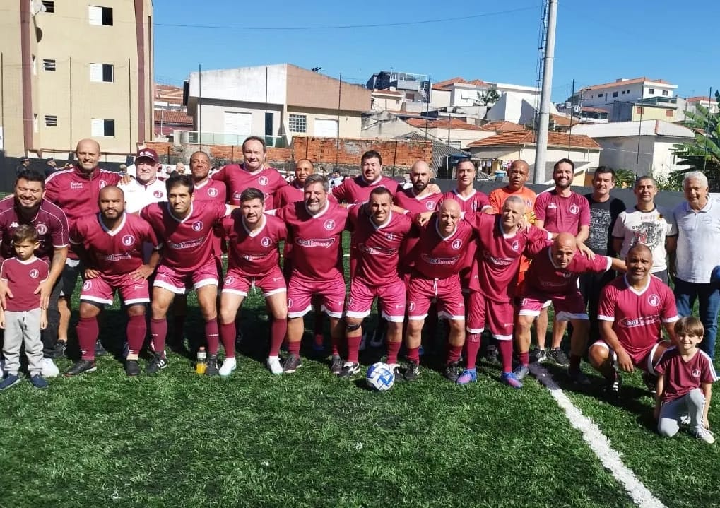 Equipe de Associados faz partida inaugural do gramado do Botafogo da Vila Bella