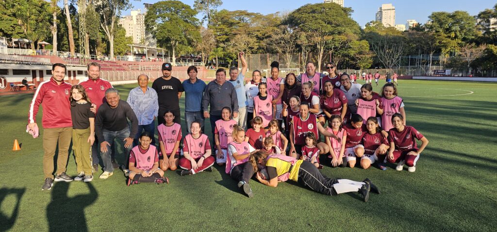 Alunas da Escola de Futebol homenageam a treinadora Magali