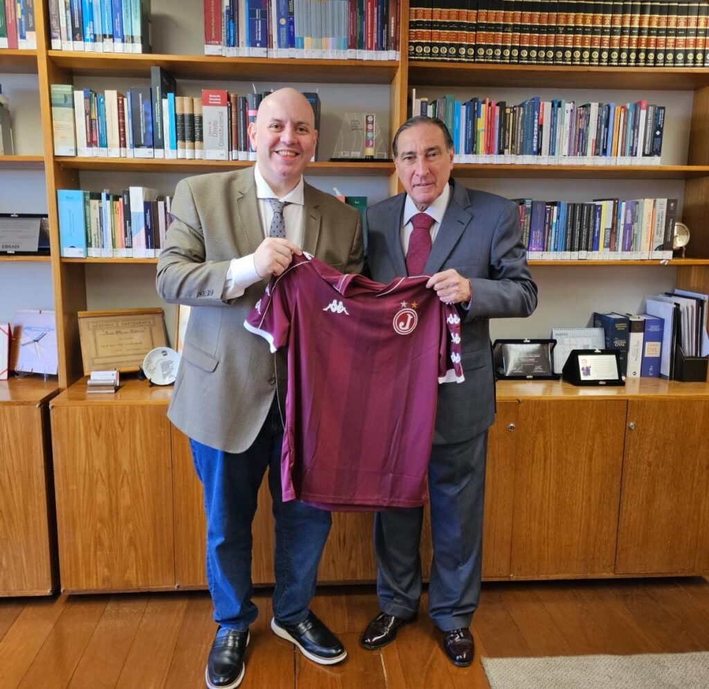 Em reunião, Presidente do Conselho Deliberativo presenteia camisa do Juventus ao Ministro do STJ