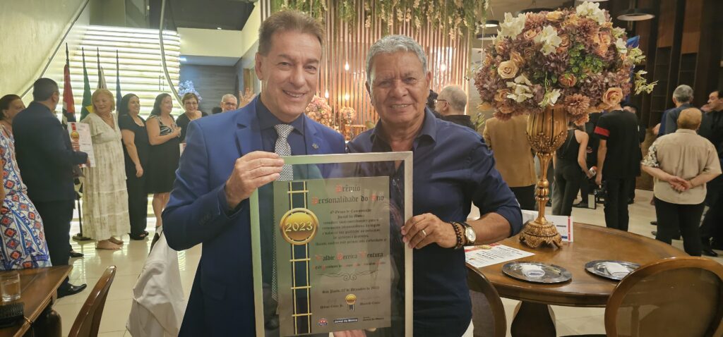 Presidente Tadeu Deradeli recebe Prêmio do Destaque do Ano 2023