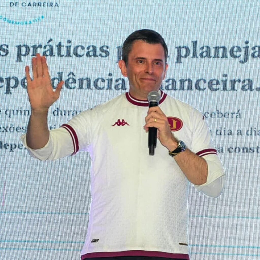 Ex-nadador grená e mestre das finanças se apresenta no Juventus