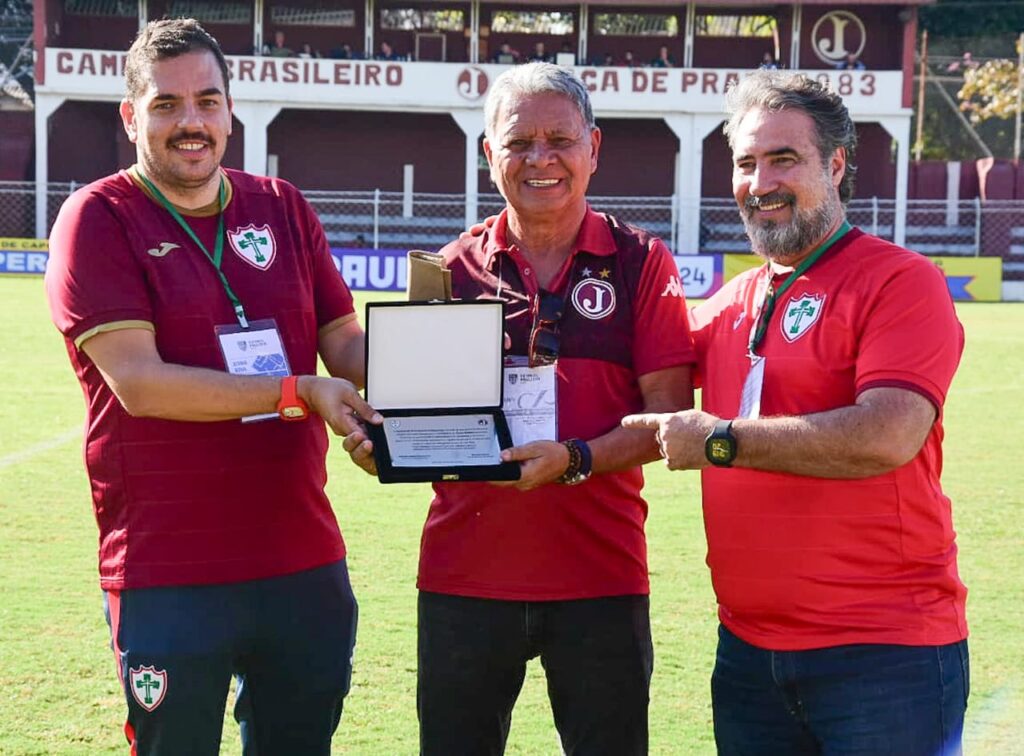 Portuguesa homenageia Juventus com placa comemorativa ao seu Centenário