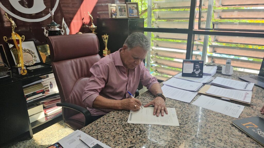 Presidente Tadeu Deradeli assina Escritura da Concessão de Uso das Áreas Municipais