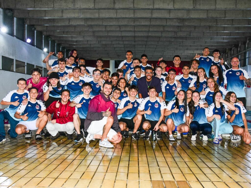 Natação recebe troféu pela Camisa Mais Bonita do Brasil