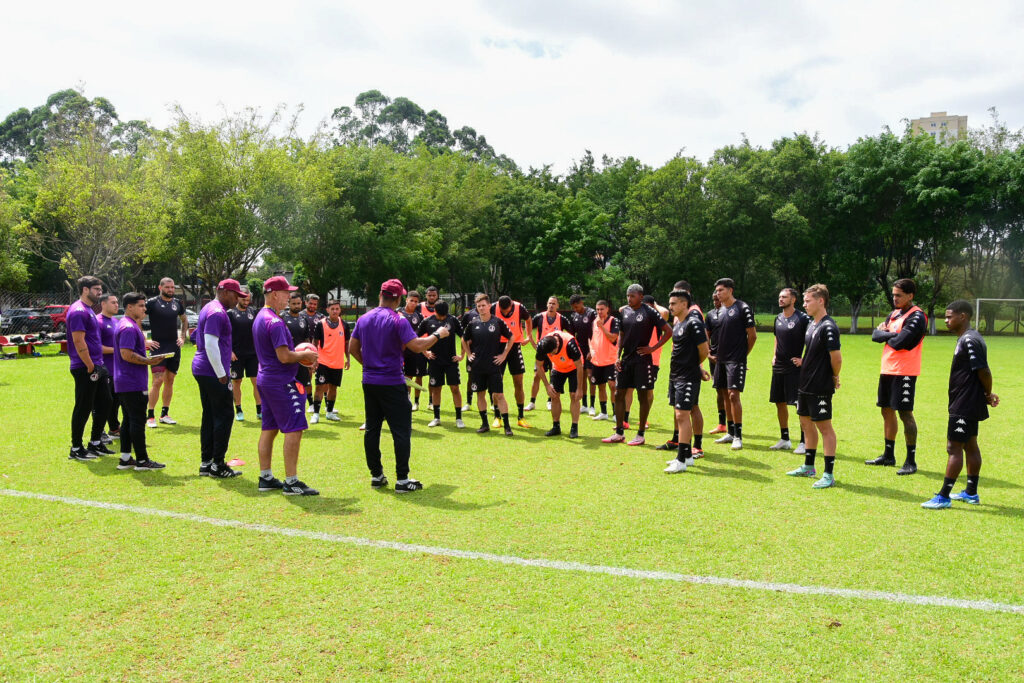Equipe Profissional treina no CT da Portuguesa