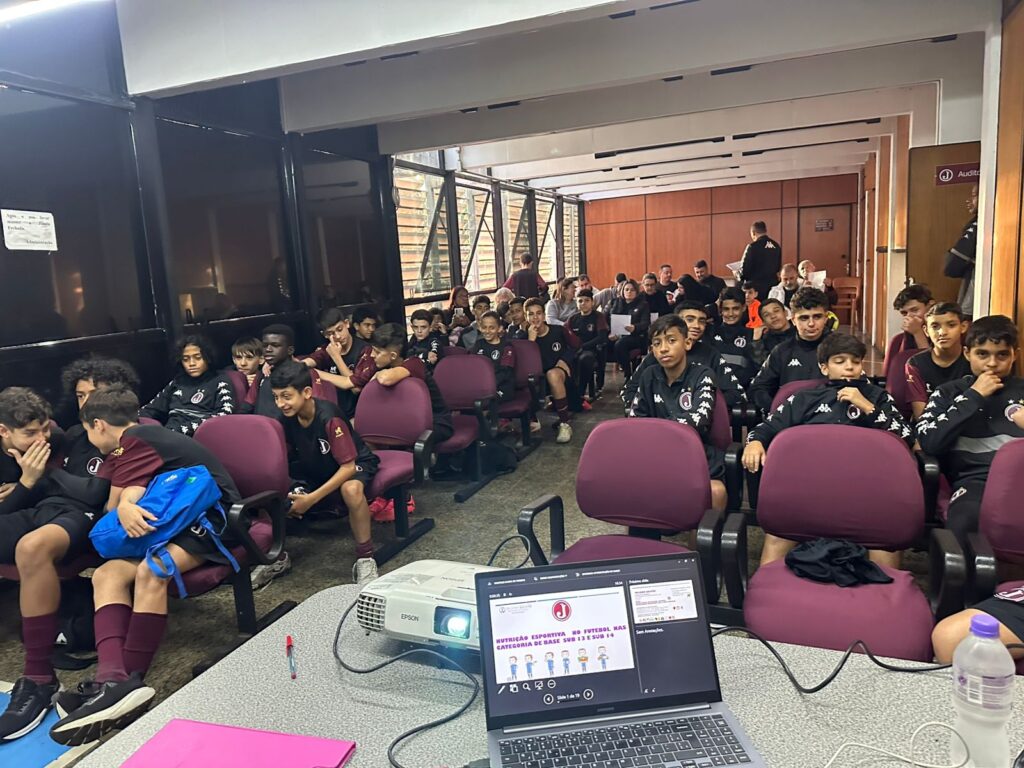 Palestra sobre Nutrição Esportiva orienta atletas e pais do Sub 13 e Sub 14