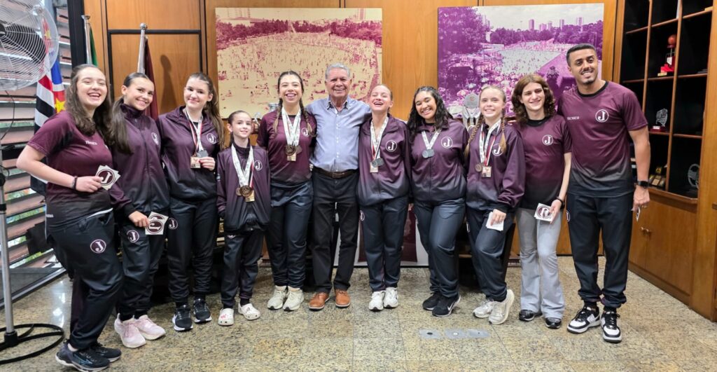 Presidente Tadeu Deradeli recebe a equipe de Patinação Artística