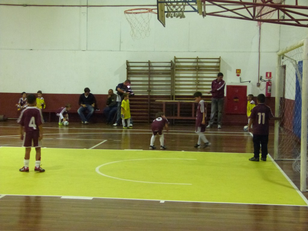 Sub 07 e Sub 08 goleiam no Metropolitano de Futsal