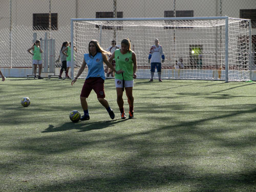 Clube oferece aulas de Futebol Feminino
