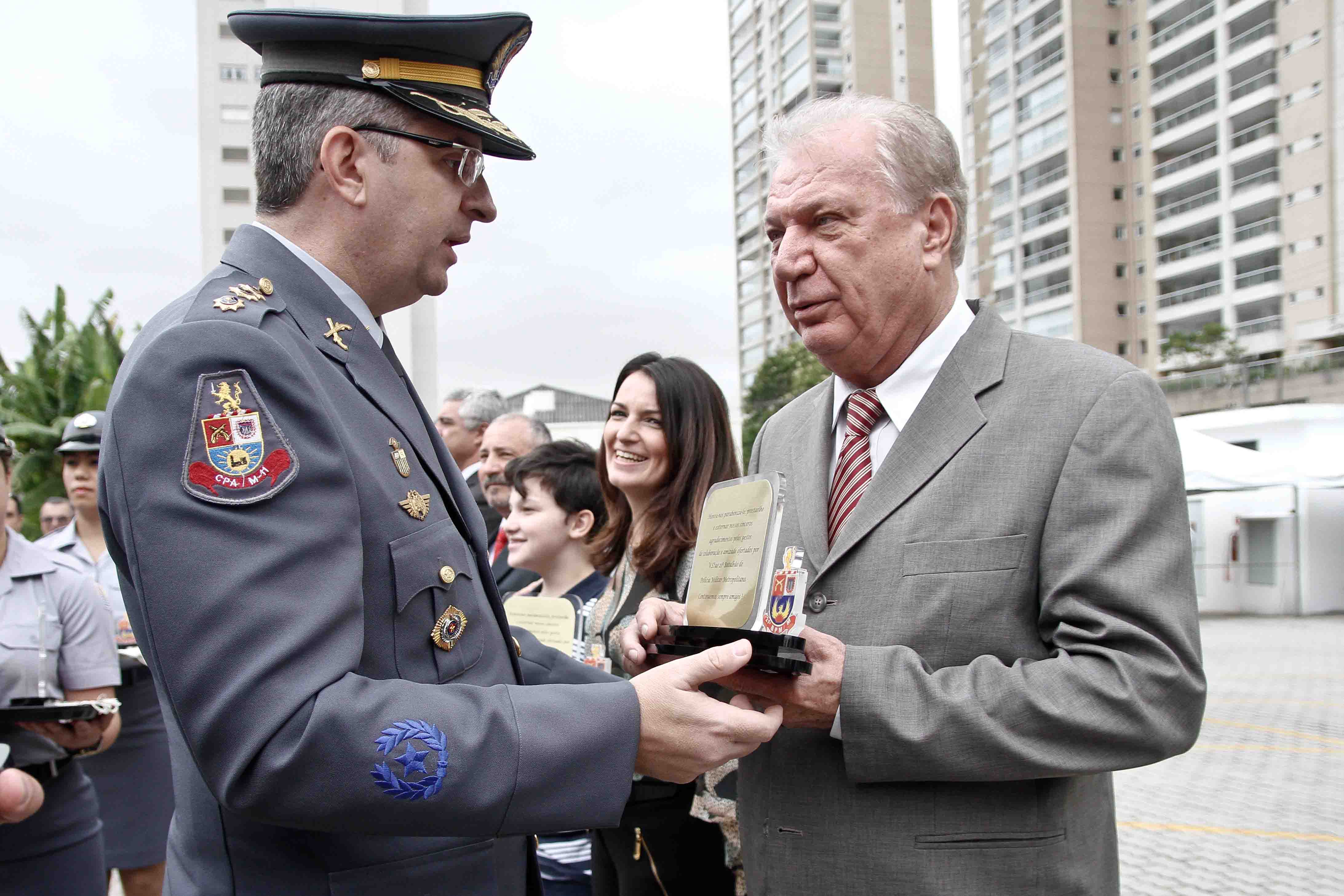 Rodolfo Cetertick recebe homenagem do 21º BPM/M