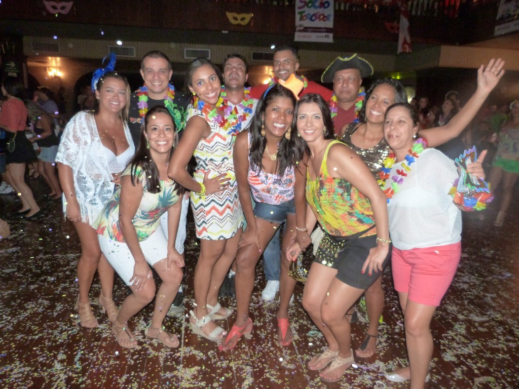 Foliões se divertem na terceira noite de Carnaval no Juventus