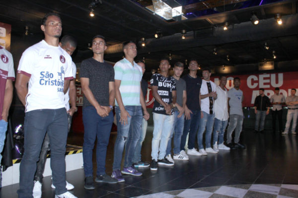 Atletas do Juventus se apresentam na sede social do clube (Fotos: Marcelo/Juventus)