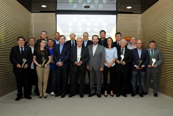 Premiação na Federação Paulista de Futebol (Foto: Rodrigo Corsi/FPF)
