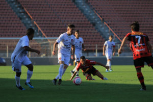 Gustavo França fez primeiro jogo na equipe profissional contra o Ituano - Foto: Marcelo Germano
