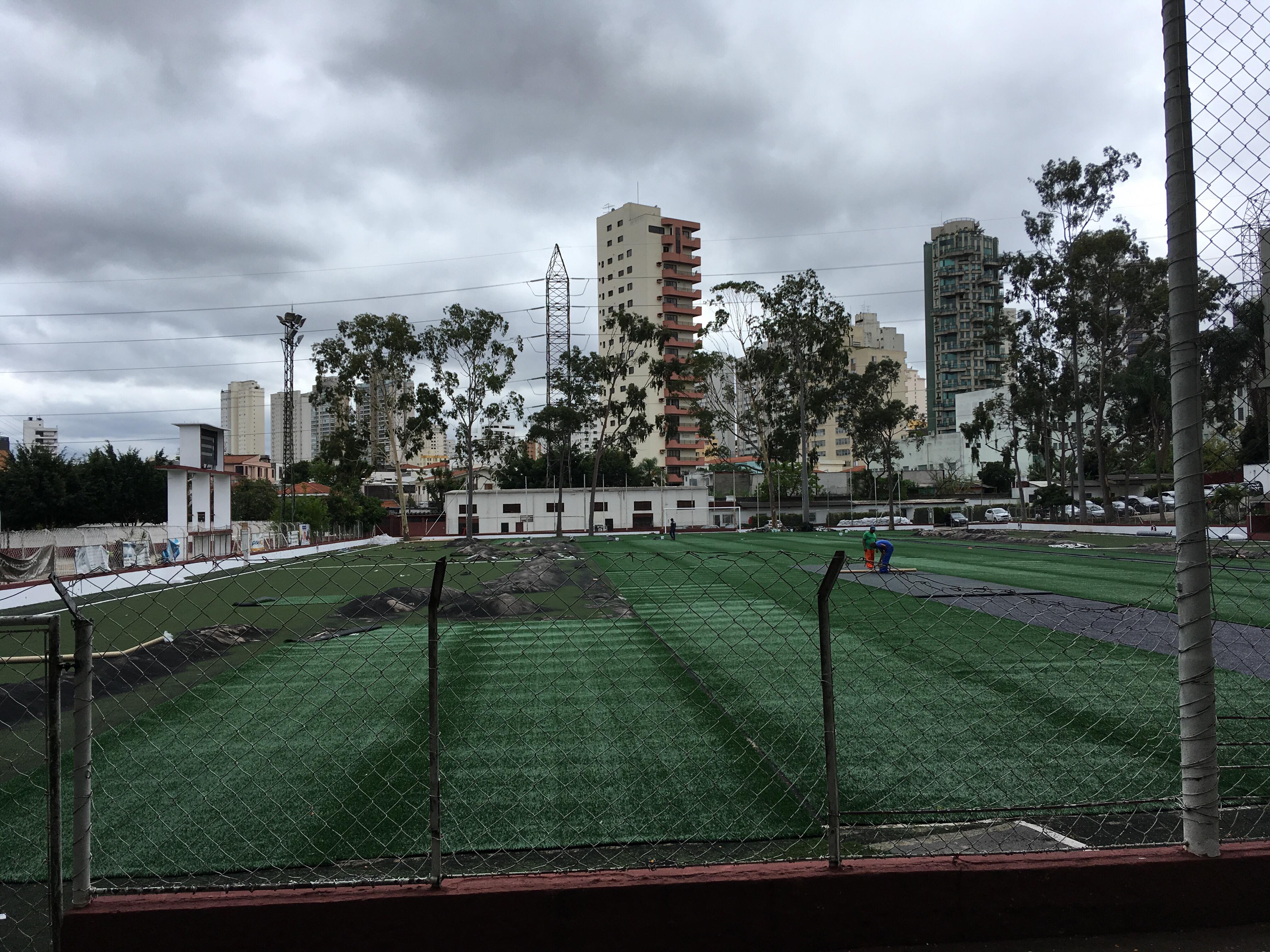 Campo sintético em fase final de reforma