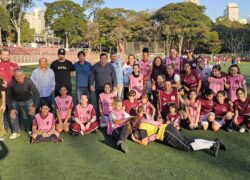 Alunas da Escola de Futebol homenageam a treinadora Magali