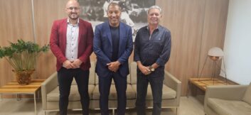 Tadeu Deradeli e Eduardo Alves se reúnem com Mauro Silva na FPF
