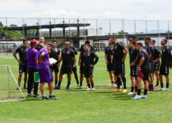 Equipe Profissional Treina no CT Joaquim Grava