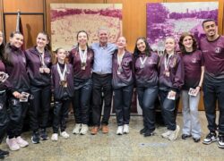 Presidente Tadeu Deradeli recebe a equipe de Patinação Artística